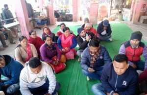 स्वास्थ्य ब्यवस्थाओ को सदृढ़ करने की मांग पर लोगों ने ताला बंदी कर जताया गुस्सा