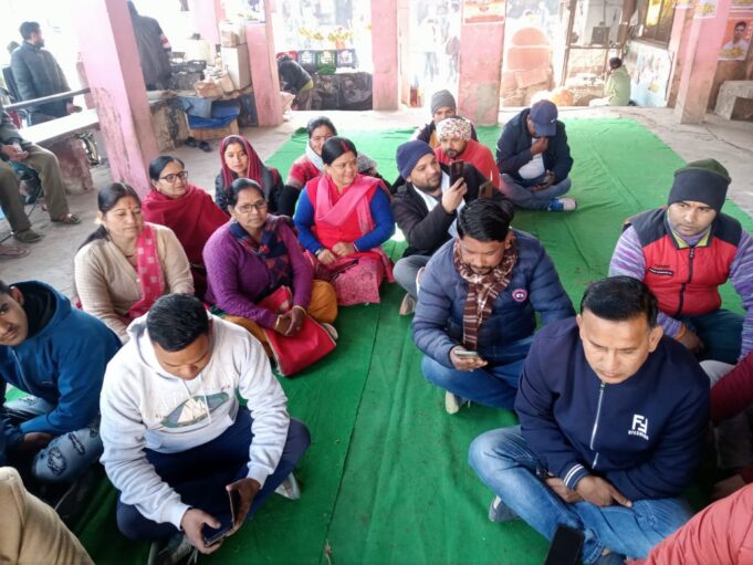 स्वास्थ्य ब्यवस्थाओ को सदृढ़ करने की मांग पर लोगों ने ताला बंदी कर जताया गुस्सा