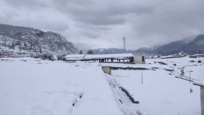 जनपद के दर्जनों गांव बर्फ से लकदक, काश्तकारों ओर पर्यटन व्यवसायियों में खुशी