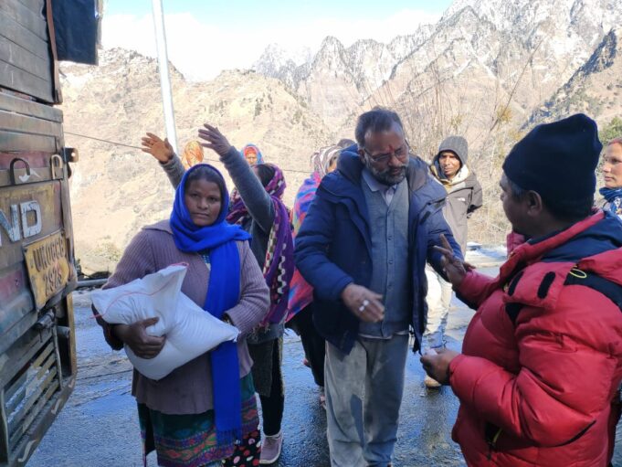नेता प्रतिपक्ष यशपाल आर्य के नेतृत्व में जोशीमठ आपदा प्रभावितों को वितिरत की राहत सामग्री