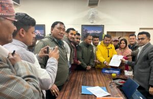 रजनी भण्डारी को जिलापंचायत अद्ययक्ष पद से हटाए जाने पर कांग्रेस ने जताया गुस्सा, दिया ज्ञापन