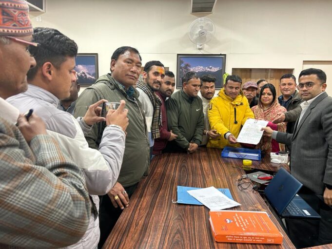 रजनी भण्डारी को जिलापंचायत अद्ययक्ष पद से हटाए जाने पर कांग्रेस ने जताया गुस्सा, दिया ज्ञापन