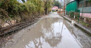 सड़क में भरा पानी लोगो के लिए बन रहा परेशानी का सबब
