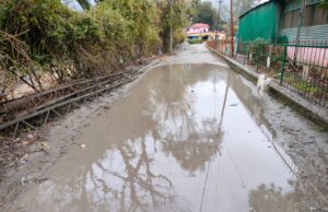 सड़क में भरा पानी लोगो के लिए बन रहा परेशानी का सबब