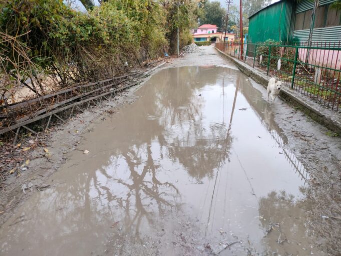 सड़क में भरा पानी लोगो के लिए बन रहा परेशानी का सबब