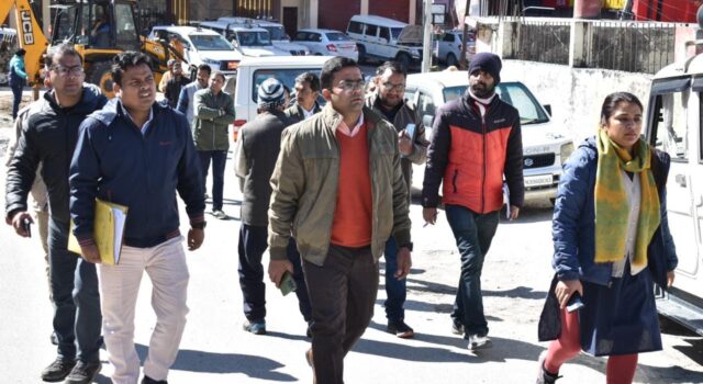 आपदा प्रभावितो के लिए हो रहे पीफेब्रीकेटड भवनों का डीएम ने किया निरीक्षण