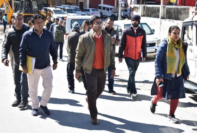 आपदा प्रभावितो के लिए हो रहे पीफेब्रीकेटड भवनों का डीएम ने किया निरीक्षण