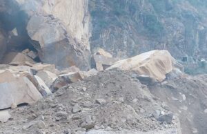 बद्रीनाथ मार्ग पंचपुलिया के पास मलबा आने से हुवा बंद ,बाइक सवार दबा मलबे में