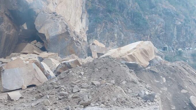 बद्रीनाथ मार्ग पंचपुलिया के पास मलबा आने से हुवा बंद ,बाइक सवार दबा मलबे में