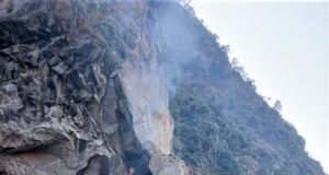 चट्टान टूटी ,चपेट में आया बाइक सवार ,मौके पर दर्दनाक मौत