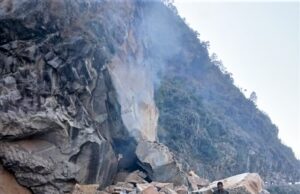 चट्टान टूटी ,चपेट में आया बाइक सवार ,मौके पर दर्दनाक मौत