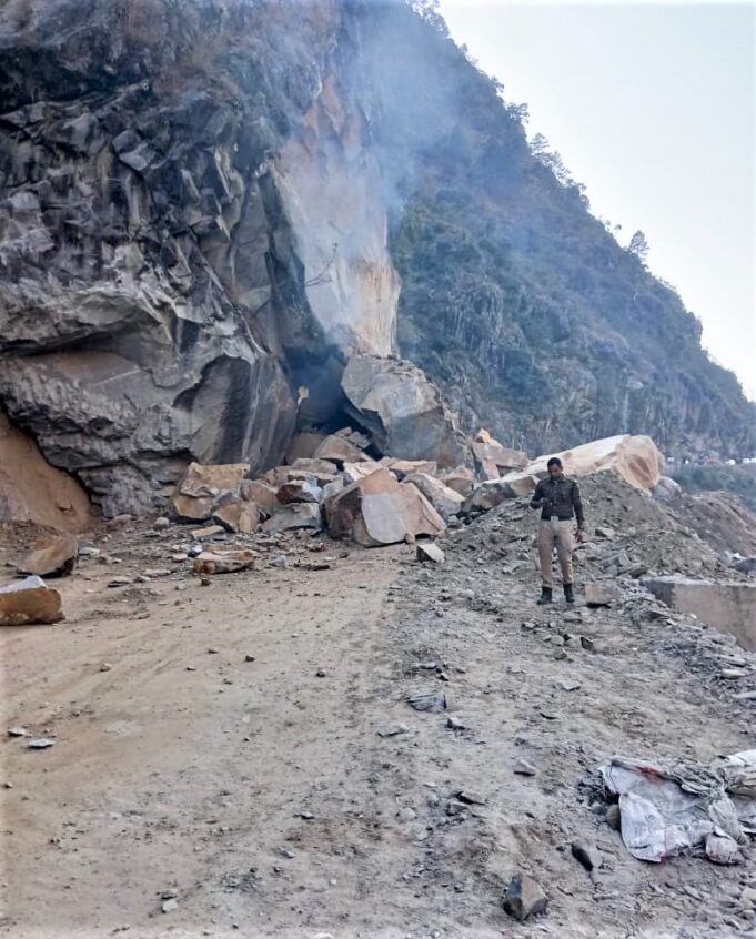 चट्टान टूटी ,चपेट में आया बाइक सवार ,मौके पर दर्दनाक मौत