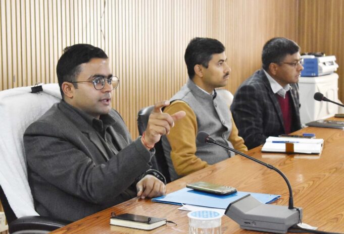 जिला अधिकारी ने ली गंगा समिति की बैठक