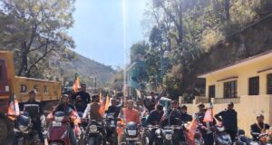 नकल विरोधी कानून के समर्थन में युवाओ ने निकाली बाइक रैली