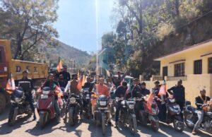 नकल विरोधी कानून के समर्थन में युवाओ ने निकाली बाइक रैली