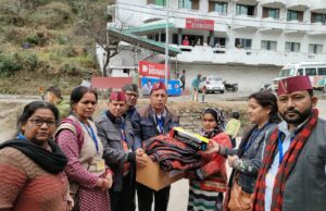 प्रशासन. ने जोशीमठ आपदा प्रभावितो को बांटी राहत