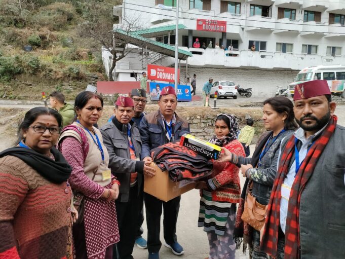 प्रशासन. ने जोशीमठ आपदा प्रभावितो को बांटी राहत