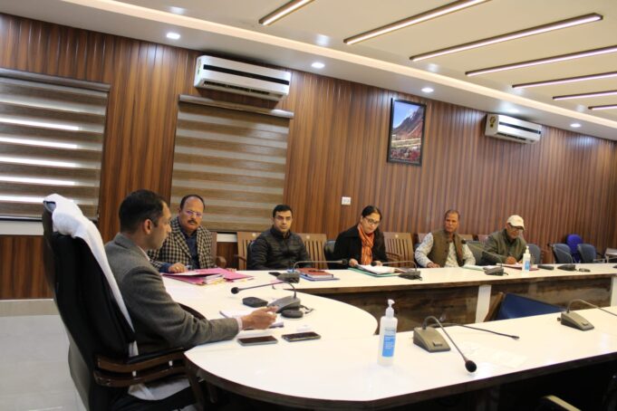 खतौनी अध्यतन कार्य समय पर पूरा करने के डीएम ने. दिए निर्देश