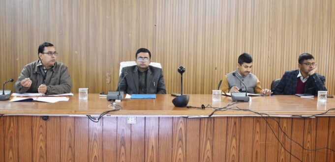 जिलाधिकारी ने ली सड़क सुरक्षा की बैठक दिए आवश्यक निर्देश