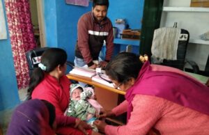 स्वास्थ्य विभाग के अधिकारियो ने टीकाकरण सत्र का किया औचक निरीक्षण