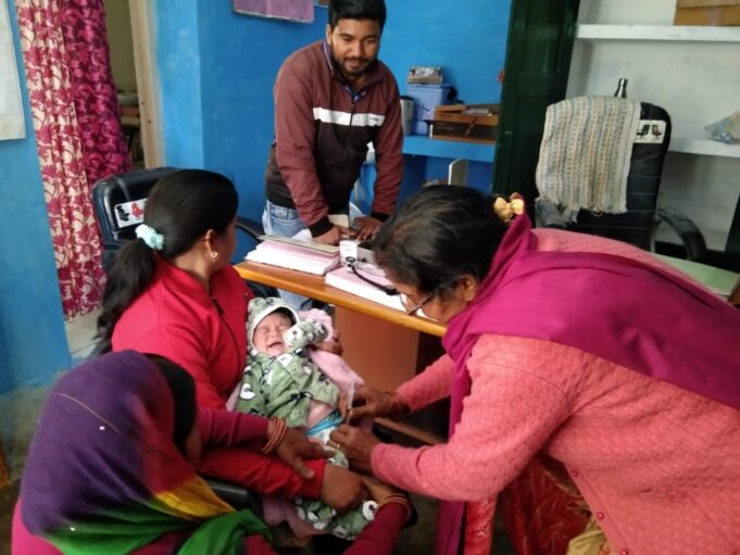 स्वास्थ्य विभाग के अधिकारियो ने टीकाकरण सत्र का किया औचक निरीक्षण