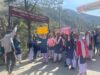 महाविद्यालय परिसर तक सड़क निर्माण की मांग को लेकर छात्र- छात्राओं ने किया प्रदर्शन