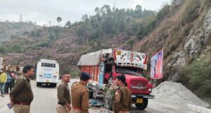 हादसा बस और ट्रक की हुई जोरदार भिड़ंत, चालक सहित दो अन्य लोग घायल