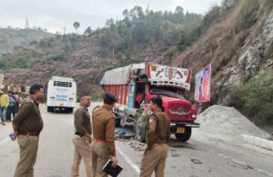 हादसा बस और ट्रक की हुई जोरदार भिड़ंत, चालक सहित दो अन्य लोग घायल