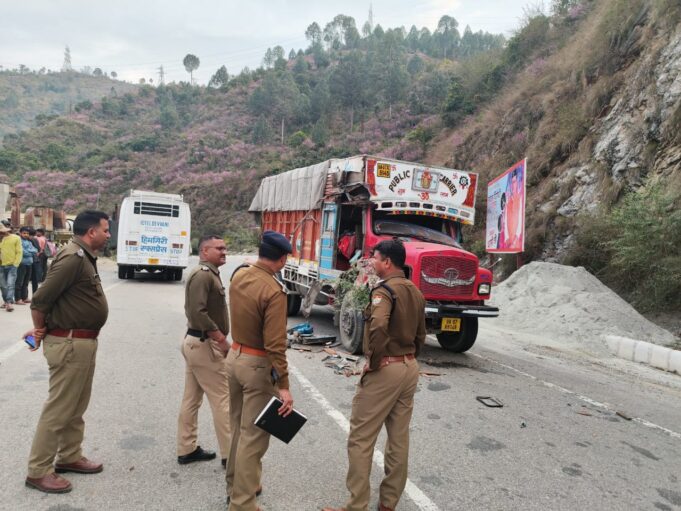हादसा बस और ट्रक की हुई जोरदार भिड़ंत, चालक सहित दो अन्य लोग घायल