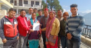 शिक्षको की तैनाती की मांग को लेकर अभिभावक पहुचे शिक्षा अधिकारी कार्यालय, दिया ज्ञापन