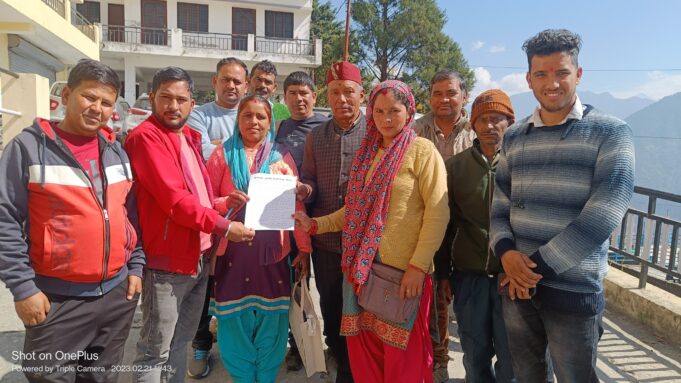 शिक्षको की तैनाती की मांग को लेकर अभिभावक पहुचे शिक्षा अधिकारी कार्यालय, दिया ज्ञापन