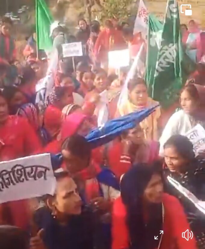 स्वस्थ ब्यवस्था को लेकर धरना क्र रहे लोगो ने स्वास्थ्य मंत्री के सामने व्यक्त किया आक्रोश