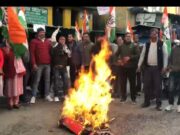 देहरादून में युवाओ पर लाठी चार्ज मामले में कांग्रेस ने फूंका सरकार का पुतला