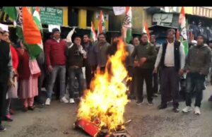 देहरादून में युवाओ पर लाठी चार्ज मामले में कांग्रेस ने फूंका सरकार का पुतला