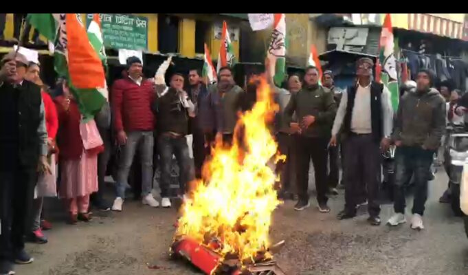 देहरादून में युवाओ पर लाठी चार्ज मामले में कांग्रेस ने फूंका सरकार का पुतला
