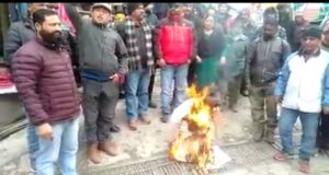 जोशीमठ,कर्णप्रयाग में कांग्रेस ने फूंका सरकार का पुतला