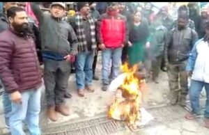 जोशीमठ,कर्णप्रयाग में कांग्रेस ने फूंका सरकार का पुतला