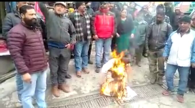 जोशीमठ,कर्णप्रयाग में कांग्रेस ने फूंका सरकार का पुतला