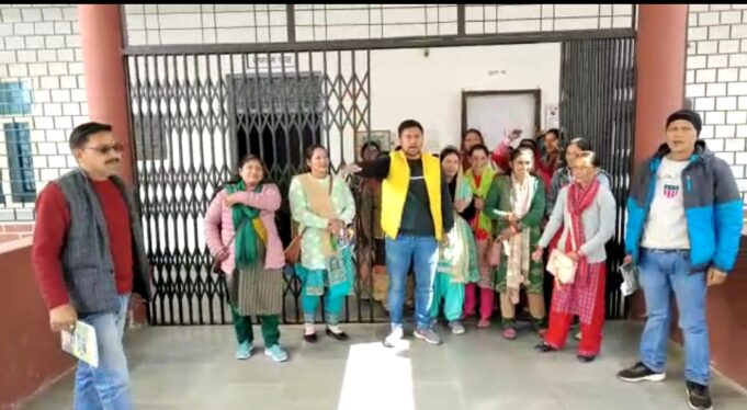 जिला स्तरीय अधिकारी की अनुपस्थिति पर जनप्रतिनिधियों ने जताया आक्रोश, बीडीसी बैठक का किया बहिष्कार