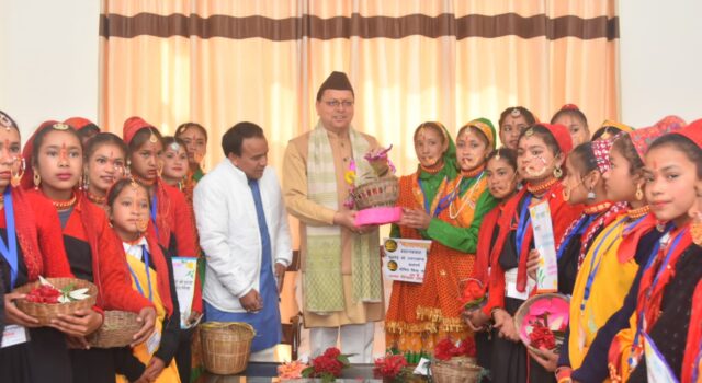 सीएम पुष्कर सिंह धामी ने बच्चों संग भराड़ीसैंण में मनाया लोकपर्व फूलदेई