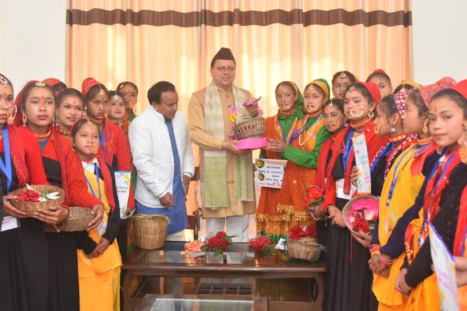 सीएम पुष्कर सिंह धामी ने बच्चों संग भराड़ीसैंण में मनाया लोकपर्व फूलदेई