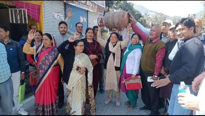 गैस सिलेंडर की कीमतों में बढ़ोतरी का कांग्रेस ने किया विरोध