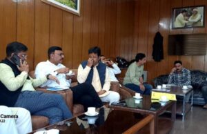 यात्रियों की संख्या निर्धारित किए जाने का हक हकूक धारियों ने किया विरोध