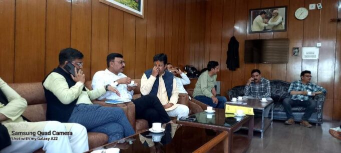 यात्रियों की संख्या निर्धारित किए जाने का हक हकूक धारियों ने किया विरोध