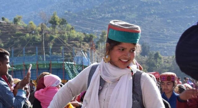 ढोल गर्ल ‘वर्षा बंडवाल’– देहरादून में वर्षा की शानदार प्रस्तुति नें मन मोहा, ढोल वादन में लडकियों के लिए खींची नयी लकीर…