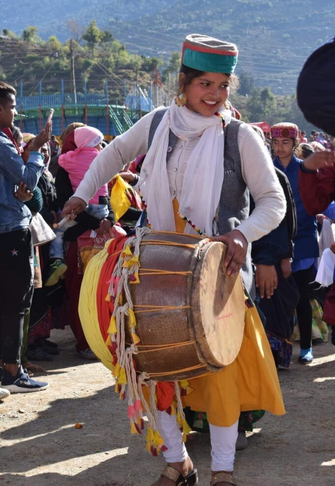 ढोल गर्ल ‘वर्षा बंडवाल’– देहरादून में वर्षा की शानदार प्रस्तुति नें मन मोहा, ढोल वादन में लडकियों के लिए खींची नयी लकीर…