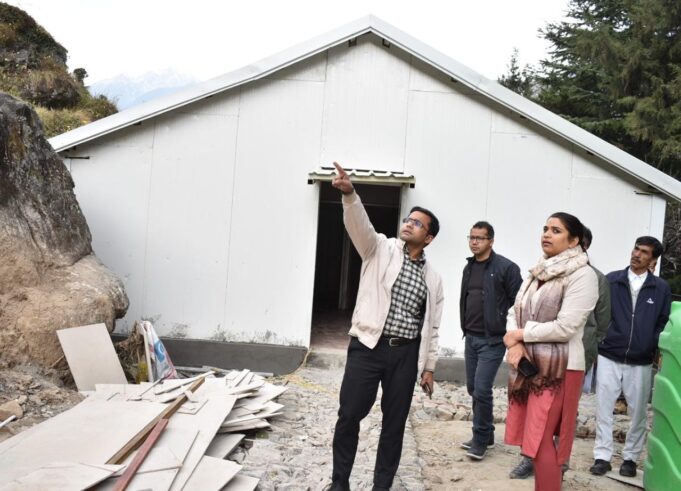 जोशीमठ:पुनर्वास कार्य मे तेजी, जिलाधिकारी ने किया स्थलीय निरीक्षण