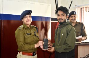 पुलिस ने चोरी हुए 10 लाख कीमत से अधिक के 40 मोबाईल फोन लोगो को लौटाए
