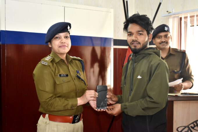 पुलिस ने चोरी हुए 10 लाख कीमत से अधिक के 40 मोबाईल फोन लोगो को लौटाए