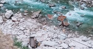 बद्रीनाथ हाईवे पर जेसीबी गिरा खाई में, चालक घायल